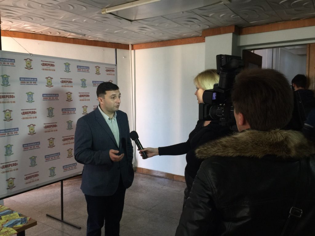 Павло Казар'ян дає інтерв'ю біля пресволу центру «Джерело»