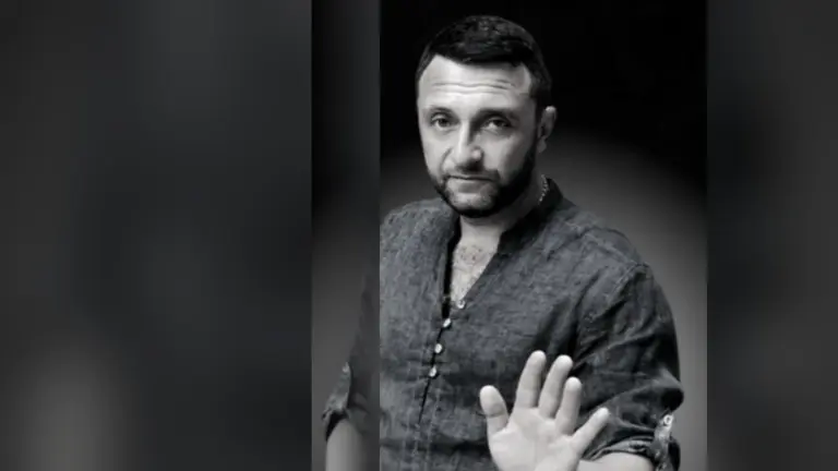 Тероризм і наркоманія: Павло Казарʼян із піднятою долонею у жесті «стоп»